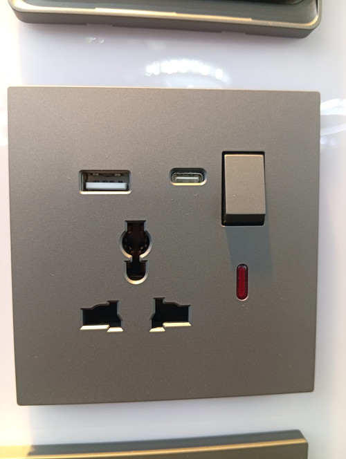 TL Slim single socket with USB+TYPE C